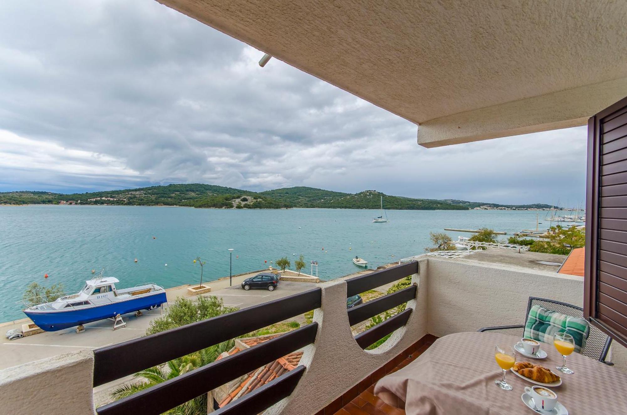 House Hotel Plava Laguna Tisno Cameră foto