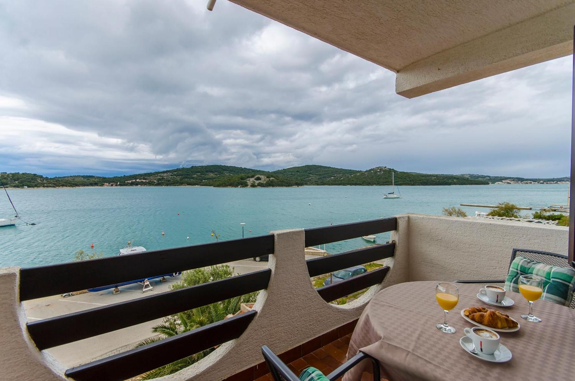 House Hotel Plava Laguna Tisno Cameră foto